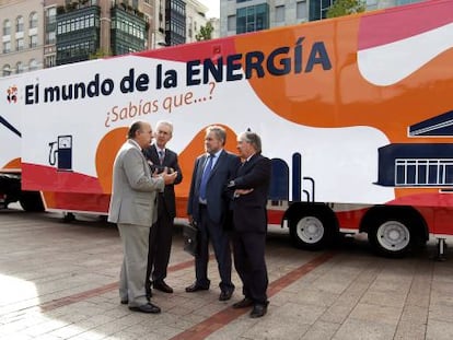 Gallo (a la izquierda), Pérez de Guezuraga (a su lado) y Borque (derecha), en la presentación del aula móvil en el centro de Bilbao. 