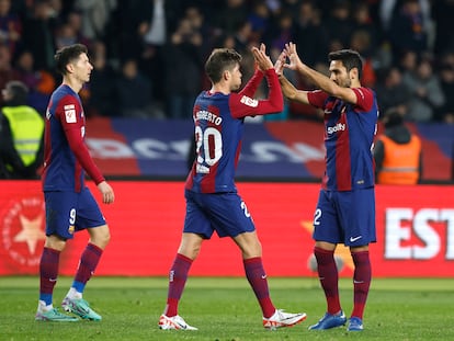 Sergi Roberto festeja junto a Gundogan y Lewandowski.