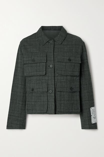 Para un look más formal o de inspiración militar, esta chaqueta de cuadros con cuatro bolsillos de MCQ te va como anillo al dedo. La tienes aquí y su precio es de 605 euros.