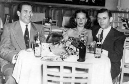 Fulgencio Batista (izquierda) con Meyer Lansky y su esposa, en La Habana en los años cincuenta.