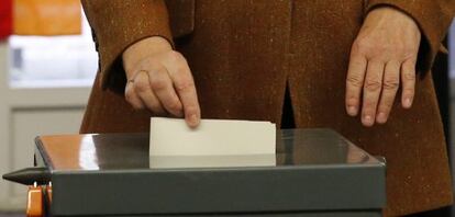 Merkel, votando en Berlín