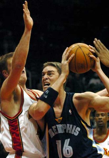Gasol entra a canasta ante la oposición de Collier, de los Hawks de Atlanta.