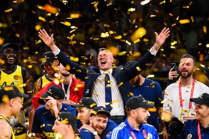 Jasikevicius celebra el título con sus jugadores.