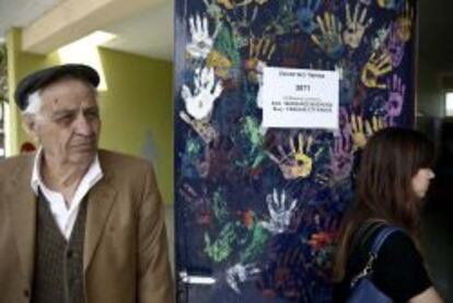 Cola en un colegio electoral en los alrededores de Atenas.
REUTERS/Yorgos Karahalis (GREECE - Tags: POLITICS SOCIETY ELECTIONS)