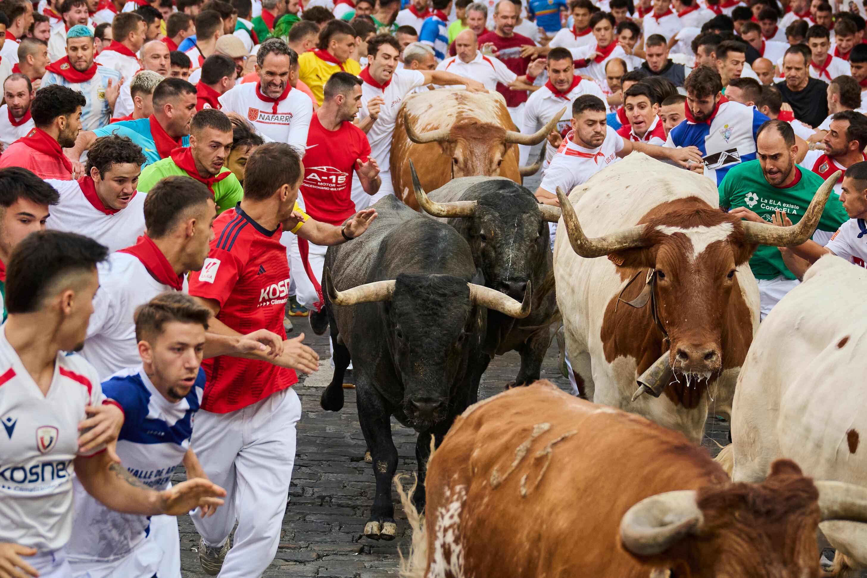 Un herido y 13 contusionados en un multitudinario y peligroso quinto encierro de los toros de José Escolar