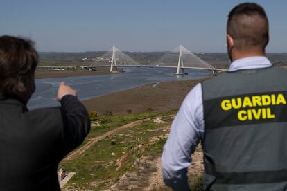 Antonio Madureira, director de la zona sur de la Polícia Judiciária de Portugal y un agente de Ocon Sur de la Guardia Civil, miran el puente que une España y Portugal desde Ayamonte, Huelva.
