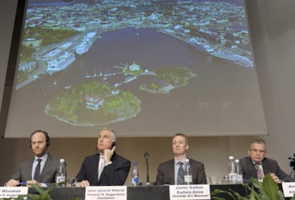 Juan Ignacio Vidarte (segundo por la izquierda), ayer en la presentación del estudio de viabilidad en Helsinki, junto a otros representantes de la Fundación Guggenheim y de instituciones finlandesas.