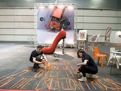 Jon Elorrieta y Saioa Aresti, estudiantes de Bellas Artes de la UPV, trabajan en el pabellón que el colectivo artístico Antikythera ha instalado en la Bienal de Máquina Herramienta en el BEC.