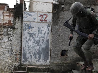 Operação do Exército na Vila Kennedy em 23 de fevereiro.