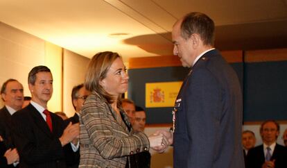 La entonces ministra de Defensa, Carme Chacón, y José Ignacio Domínguez, durante un acto de entrega de Cruces del Mérito Militar y Aeronaútico a 14 antiguos miembros de la Unión Militar Democrática (UMD) en 2010.