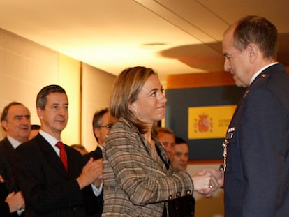 La entonces ministra de Defensa, Carme Chacón, y José Ignacio Domínguez, durante un acto de entrega de Cruces del Mérito Militar y Aeronaútico a 14 antiguos miembros de la Unión Militar Democrática (UMD) en 2010.