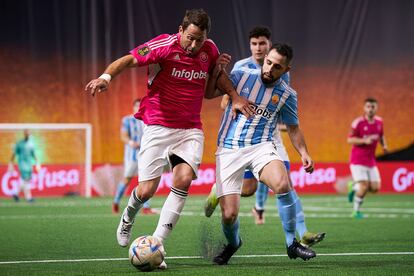 El exjugador, Raúl Tamudo pugna por el balón en un partido de la King's League.