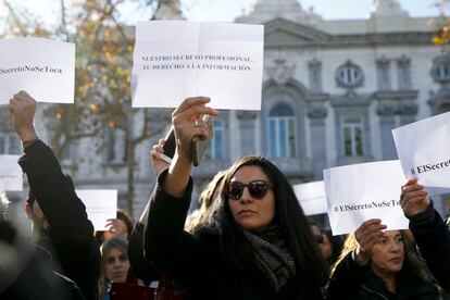 Además, García Vila ha señalado que esa actuación va "contra cualquier principio de la profesión". "Es una decisión atropellada, aturullada que no se justifica bajo ningún concepto y en la querella que hemos presentado tanto Diario de Mallorca como Europa Press calificamos esto un ataque letal contra uno de los principios básicos de la convivencia democrática", ha argumentado.