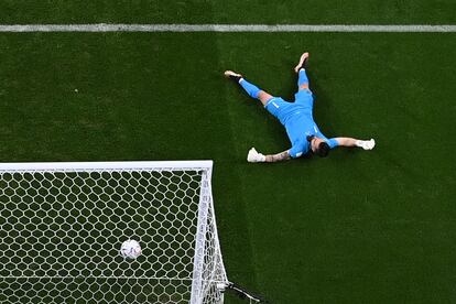 El portero de Ecuador, Hernan Galindez, caído en el suelo después de que el holandés Cody Gakpo le marque un gol durante el partido.