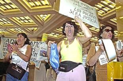 Un grupo de manifestantes reclama en Buenos Aires el acceso a sus cuentas bancarias.