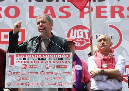 El secretario general de UGT, Unai Sordo (en primer término), en presencia del secretario general de CC OO, Pepe Álvarez (a la derecha), durante el discurso posterior a la manifestación en la Puerta del Sol.