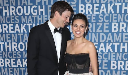 Ashton Kutcher y Mila Kunis durante un acto en 2017.