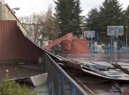 Cubierta y fachada caída sobre las canchas de baloncesto del pabellón de los Remedios, en Ourense.