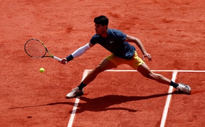 Alcaraz, en acción durante la final en la pista Philippe-Chatrier del Estadio de Roland Garros.