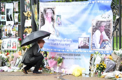 Enrique de Inglaterra ante el improvisado altar en honor a su madre, la princesa Diana, en Kensington Palace, el 30 de agosto de 2017.