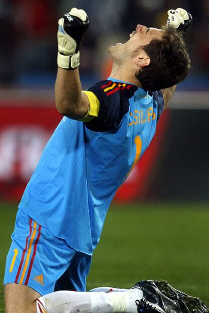 Iker Casillas celebra la victoria de España al finalizar el partido contra Paraguay.