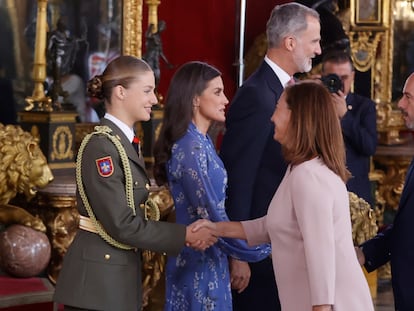 Los Reyes, junto a la Princesa de Asturias, saludan a los presidentes del Congreso, Francina Armengol, y del Senado, Pedro Rollán, este jueves en el Palacio Real.