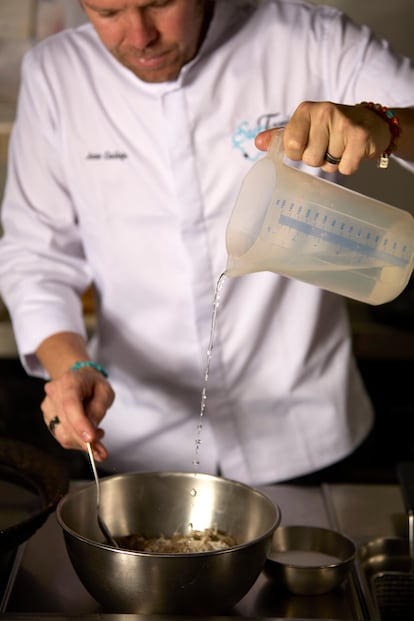 José Calleja vierte amontillado. En Surtopía se incorpora amontillado a la tempura de platos como la caballa, aportando un matiz salino y vínico que conecta la cocina madrileña con la esencia de Sanlúcar.