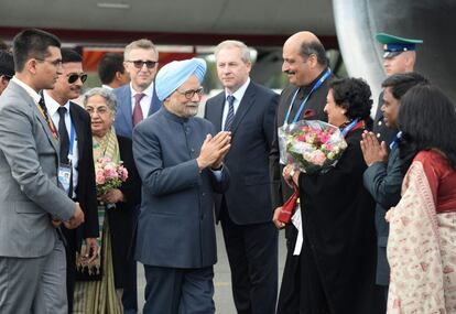 El primer ministro indio, Manmohan Singh (c), es recibido a su llegada al aeropuerto de San Petersburgo.
