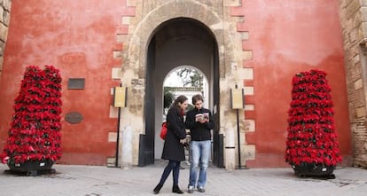 Dos turistas, a la salida del Alcázar de Sevilla durante estas fiestas.