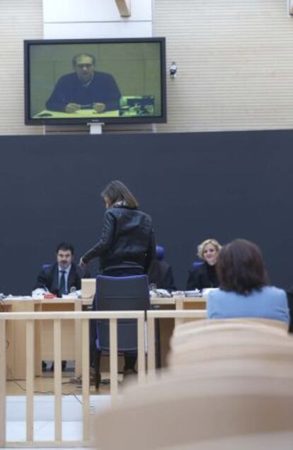 José María Bravo, en la pantalla, sigue la vista celebrada en la Audiencia de Gipuzkoa.