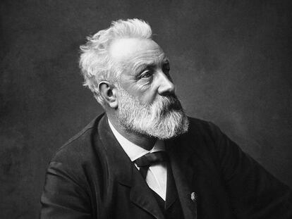 Julio Verne vivió la irrupción de los barcos a vapor, los globos aerostáticos y otros medios de transporte que revolucionaron los viajes.