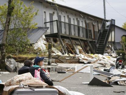 Estudiantes universitarios frente a sus apartamentos destrozados por el terremoto en la ciudad de Minamiaso, Kumamoto, al sur de Jap&oacute;n