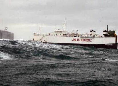 Un barco fondeado fuera del dique de Punta Lucero, el pasado martes.