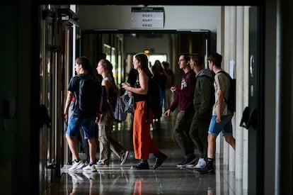 Varios alumnos y alumnas salen del edificio central de la Universidad Pública de Navarra tras las clases.