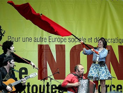 El grupo francés Jolie Mome, durante un concierto en las afueras de París organizado ayer por partidarios del <i>no</i> a la Constitución europea.