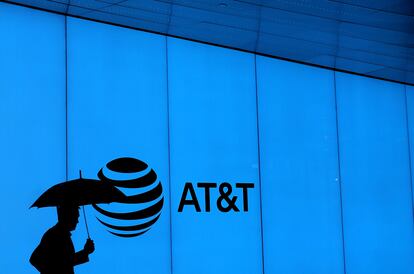 Un hombre ante la sede de AT&T en Dallas, Texas, el 13 de marzo de 2020.