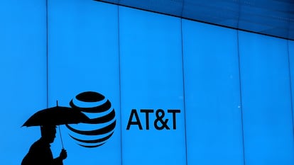 Un hombre ante la sede de AT&T en Dallas, Texas, el 13 de marzo de 2020.