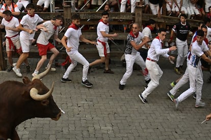 Los legendarios toros sevillanos han dejado dos heridos con contusiones en los brazos, pero ninguno por asta.
