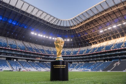 El trofeo de la Copa Mundial se exhibe en el estadio BBVA, Monterrey, en abril de 2024.
