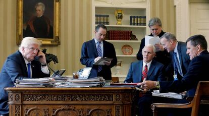 El Presidente Donald Trump, acompañado por Reince Priebus, Mike Pence, Steve Bannon, Sean Spicer y Michael Flynn, en el despacho Oval de La Casa Blanca en Washington, EE.UU.