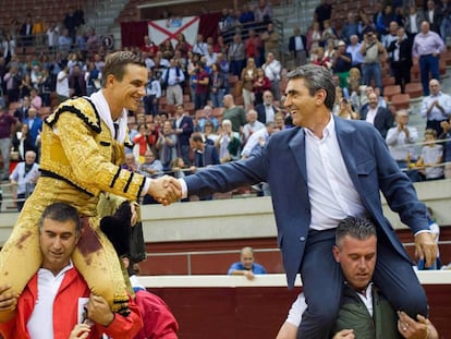 Juan Bautista (izquierda) y el ganadero Victorino Martín, ayer a hombros en la plaza de Logroño.