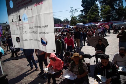 Habitantes del municipio de Chapultepec, en el Estado de México, esperan en fila para poder votar por la nueva gobernadora del Estado. 