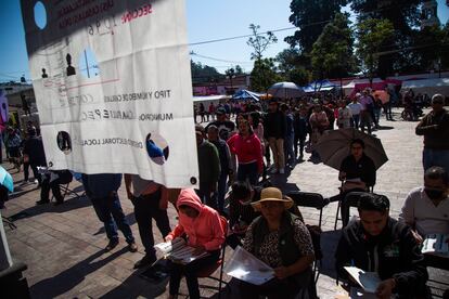 Habitantes del municipio de Chapultepec, en el Estado de México, esperan en fila para poder votar por la nueva gobernadora del Estado. 