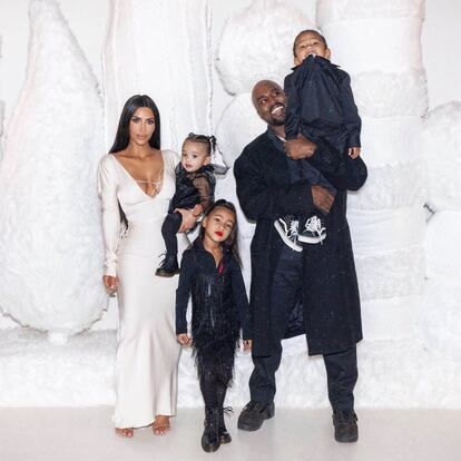 A comienzos de este año se conoció la noticia de que la estrella de la telerrealidad Kim Kardashian y el rapero Kanye West esperan su cuarto hijo a través de un vientre de alquiler. Ni ellos ni su entorno lo han confirmado aún, pero medios estadounidenses afirman tajantes que Kardashian, de 38 años, y West, de 41, han comenzado el mismo proceso que utilizaron con su última hija, Chicago, nacida el pasado 15 de enero también por gestación subrogada. Además de Chicago, también son padres de North, de cinco años, y Saint, de tres, ambos nacidos de forma natural de la unión de las dos estrellas.