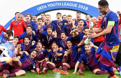 Los jugadores del Barça celebran el título en la Youth League.