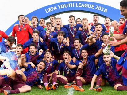 Los jugadores del Barça celebran el título en la Youth League.