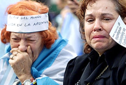 Dos pensionistas lloran en una manifestación en Buenos Aires celebrada el viernes pasado, 24 de amyo de 2002.