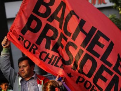 Un seguidor de Bachelet ondea una bandera este domingo.