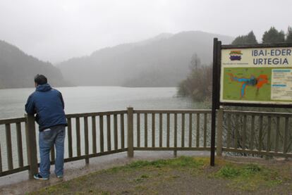 Un hombre observa la zona del embalse de Azpeitia donde fue hallado el cadáver.