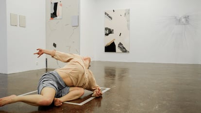 La galería madrileña NF/Nieves Fernández creó 'Camping', una iniciativa concebida como punto de encuentro entre creadores, público y obras de arte. En la imagen, 'Anatomía y estrategia', instalación coreográfica de Natalia Fernandes realizada en la galería el 5 y 6 de marzo de 2021. Al fondo, obras de la exposición 'Nunca Nada Parecido', de Laura F. Gibellini y Ángela Cuadra.